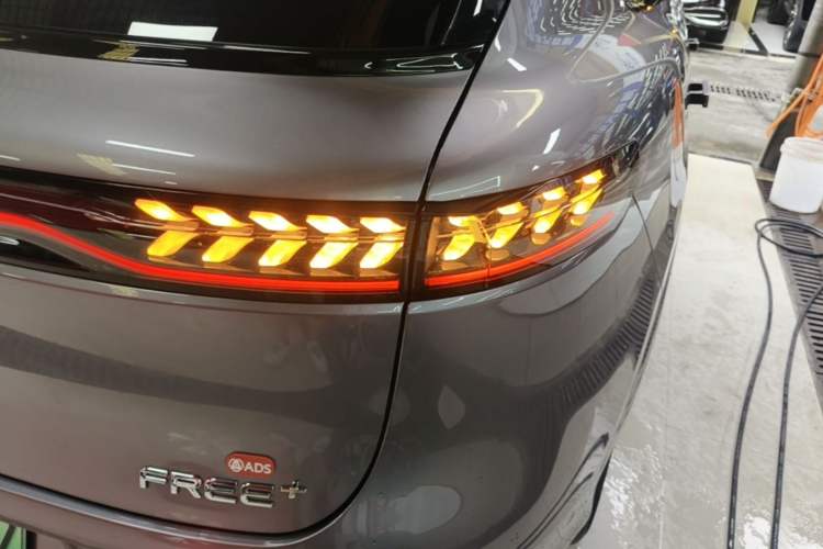 Used VOYAH FREE 2025 Model FREE+ Four-Wheel-Drive Qiankun Edition Right Rear Taillight