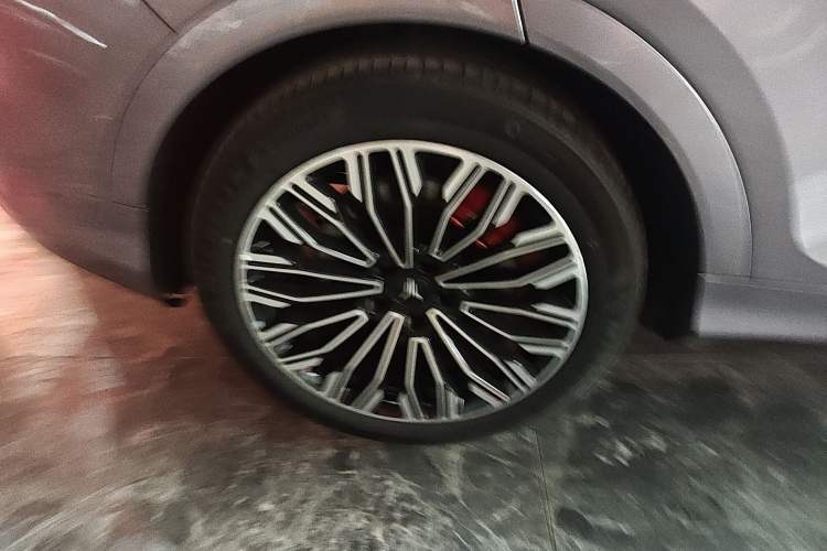 Used VOYAH FREE 2025 Model FREE+ Four-Wheel-Drive Qiankun Edition Right Rear Wheel Hub
