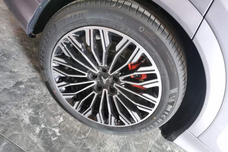 Used VOYAH FREE 2025 Model FREE+ Four-Wheel-Drive Qiankun Edition Right Rear Wheel Hub
