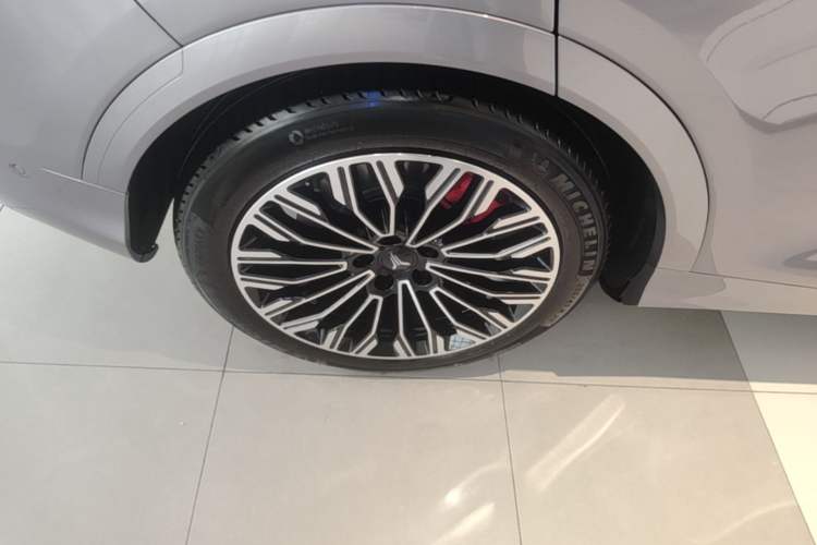 Used VOYAH FREE 2025 Model FREE+ Four-Wheel-Drive Qiankun Edition Right Rear Wheel Hub