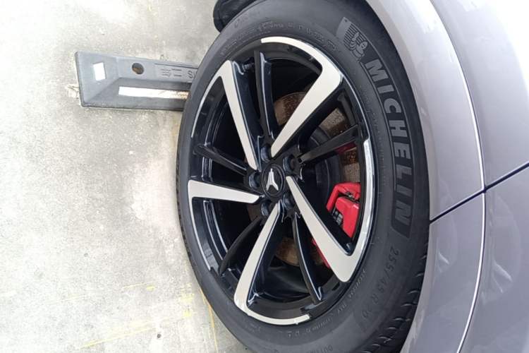 Used VOYAH FREE 2025 Model FREE+ Four-Wheel-Drive Qiankun Edition Right Rear Wheel Hub