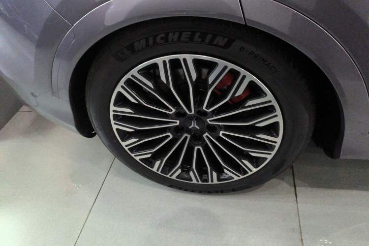 Used VOYAH FREE 2025 Model FREE+ Four-Wheel-Drive Qiankun Edition Right Rear Wheel Hub
