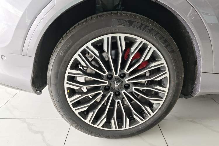 Used VOYAH FREE 2025 Model FREE+ Four-Wheel-Drive Qiankun Edition Right Rear Wheel Hub