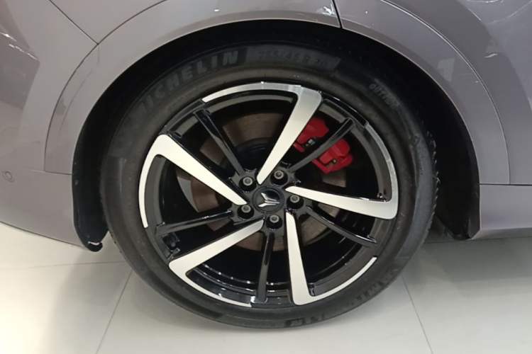 Used VOYAH FREE 2025 Model FREE+ Four-Wheel-Drive Qiankun Edition Right Rear Wheel Hub