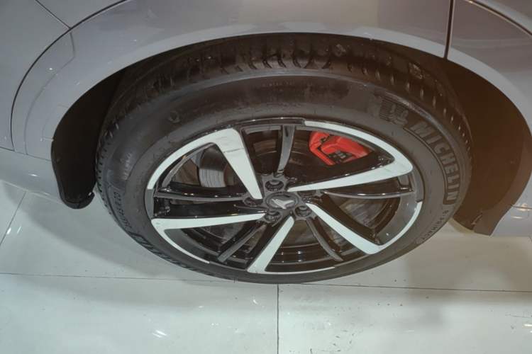 Used VOYAH FREE 2025 Model FREE+ Four-Wheel-Drive Qiankun Edition Right Rear Wheel Hub