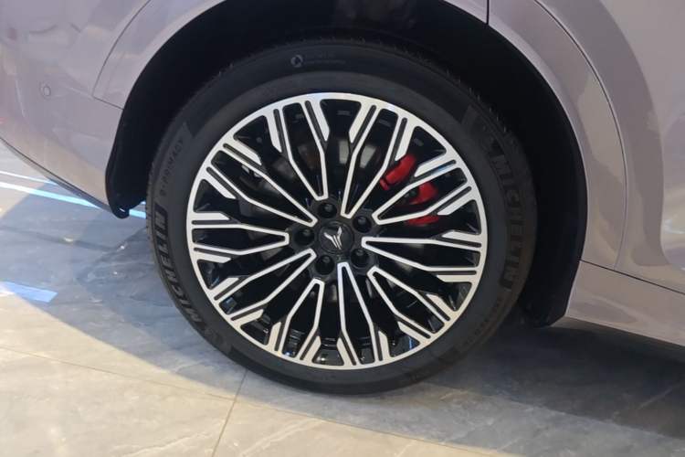 Used VOYAH FREE 2025 Model FREE+ Four-Wheel-Drive Qiankun Edition Right Rear Wheel Hub