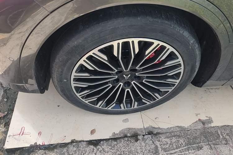 Used VOYAH FREE 2025 Model FREE+ Four-Wheel-Drive Qiankun Edition Left Front Wheel Hub