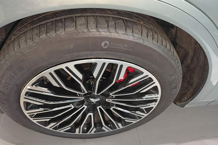 Used VOYAH FREE 2025 Model FREE+ Rear-Drive Qiankun Edition Left Front Wheel Hub