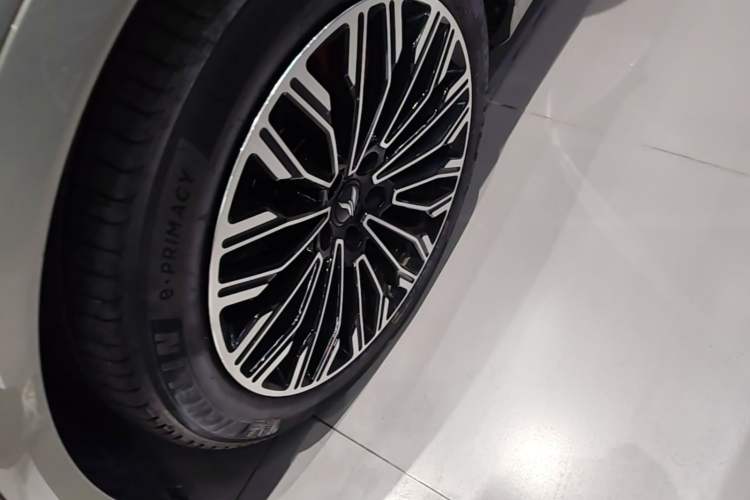 Used VOYAH FREE 2025 Model FREE+ Rear-Drive Qiankun Edition Left Front Wheel Hub