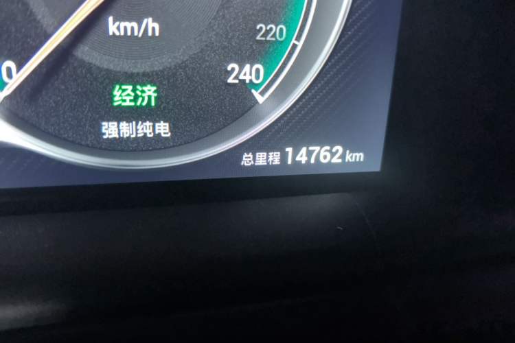 Used VOYAH FREE 2025 318 259 km All-Wheel-Drive Exploration Edition Odometer Close Up