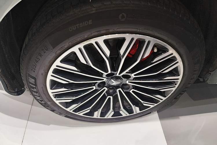 Used VOYAH FREE 2025 Model FREE+ Rear-Drive Qiankun Edition Right Rear Wheel Hub