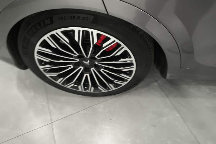 Used VOYAH FREE 2025 Model FREE+ Four-Wheel-Drive Qiankun Edition Right Rear Wheel Hub