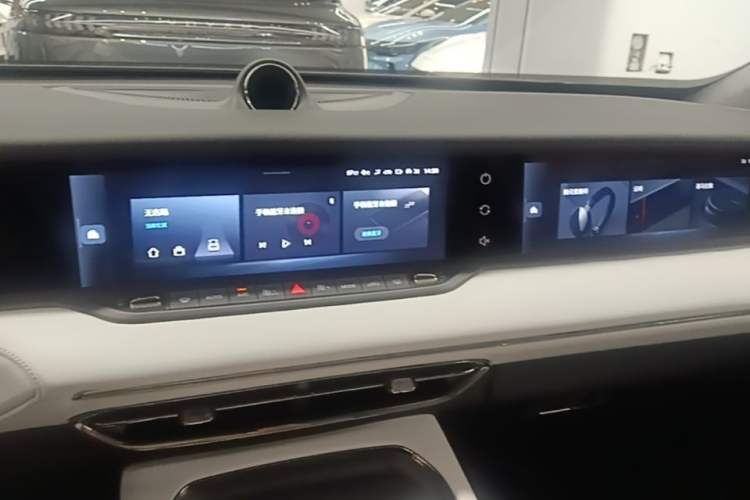 Used VOYAH FREE 2025 318 318 km Rear-Drive Touring Edition Audio And AC Panel