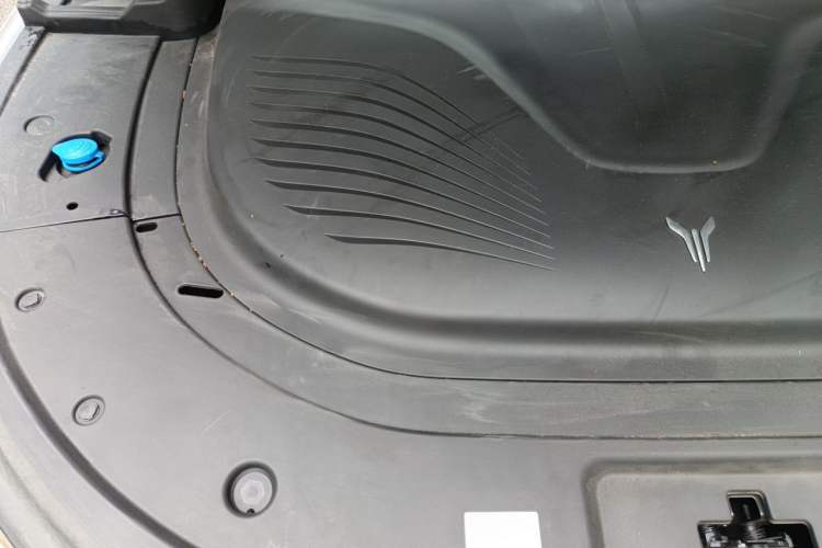 Used VOYAH FREE 2025 Model FREE+ Four-Wheel-Drive Qiankun Edition Engine Bay Right