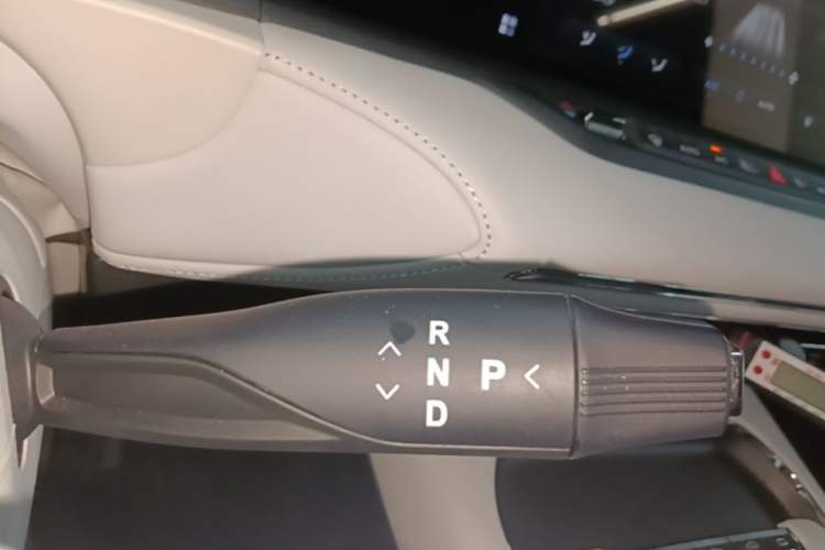 Used VOYAH FREE 2025 318 259 km All-Wheel-Drive Exploration Edition Gear Lever