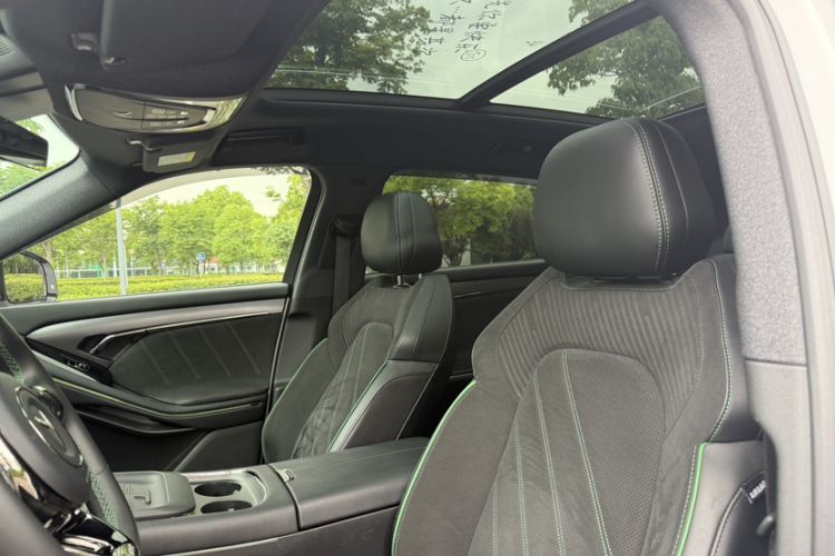 Used VOYAH FREE 2025 318 259 km All-Wheel-Drive Exploration Edition Interior 12