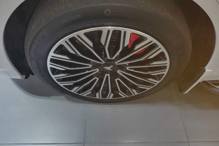 Used VOYAH FREE 2025 Model FREE+ Rear-Drive Qiankun Edition Left Front Wheel Hub