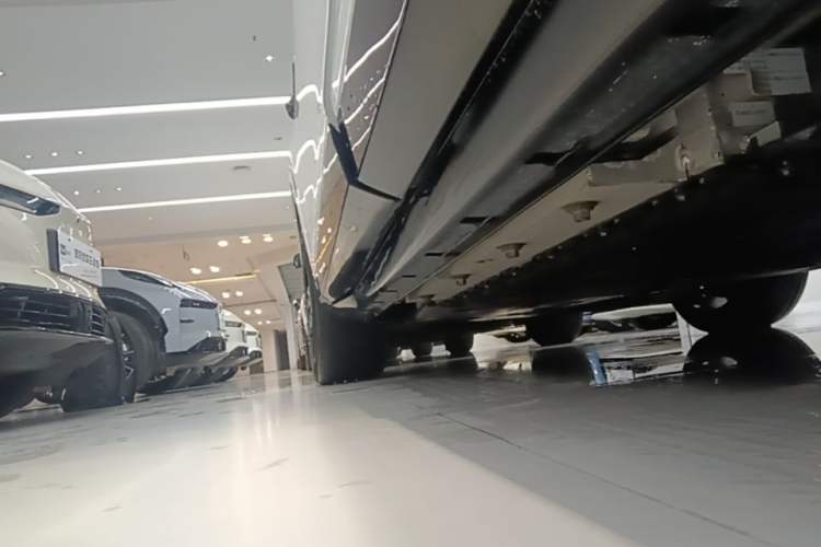 Used VOYAH FREE 2025 318 318 km Rear-Drive Touring Edition Left Side Sill