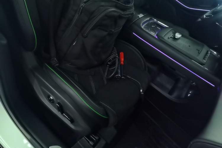 Used VOYAH FREE 2025 318 259 km All-Wheel-Drive Exploration Edition Right Front Seat