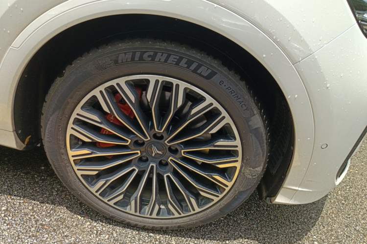 Used VOYAH FREE 2025 Model FREE+ Four-Wheel-Drive Qiankun Edition Right Front Wheel Hub