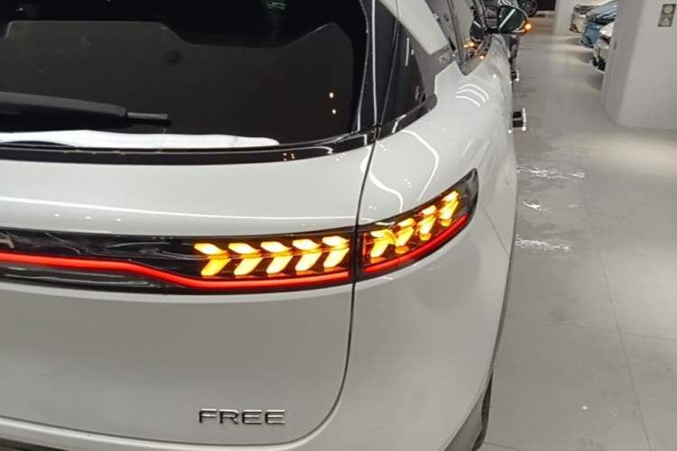 Used VOYAH FREE 2025 318 318 km Rear-Drive Touring Edition Right Rear Taillight