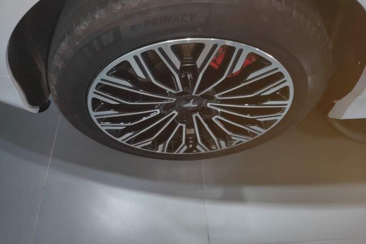 Used VOYAH FREE 2025 Model FREE+ Rear-Drive Qiankun Edition Right Rear Wheel Hub