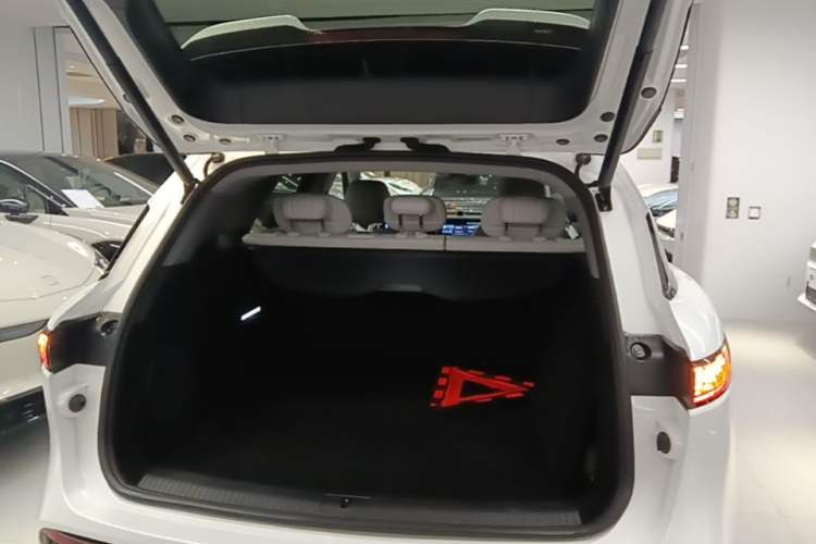 Used VOYAH FREE 2025 318 318 km Rear-Drive Touring Edition Trunk