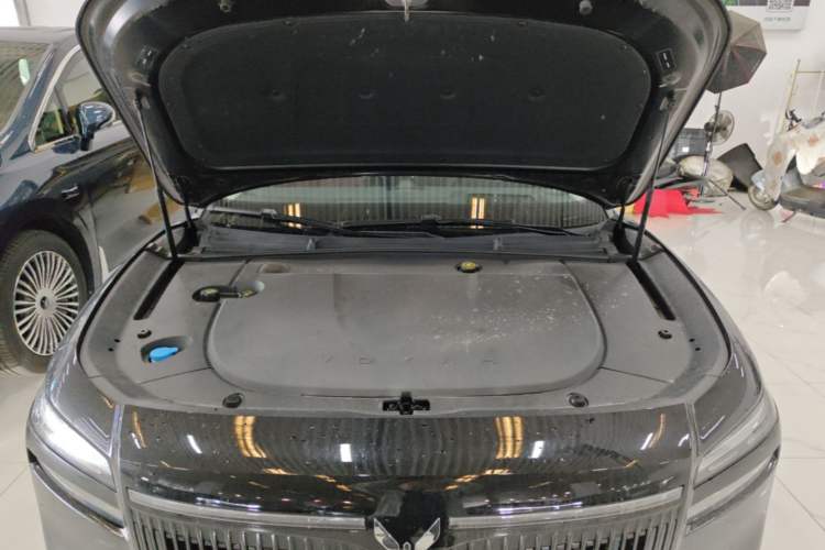 Used VOYAH Lantu Chiguang L 2026 Four-Wheel-Drive Ultra Engine Bay