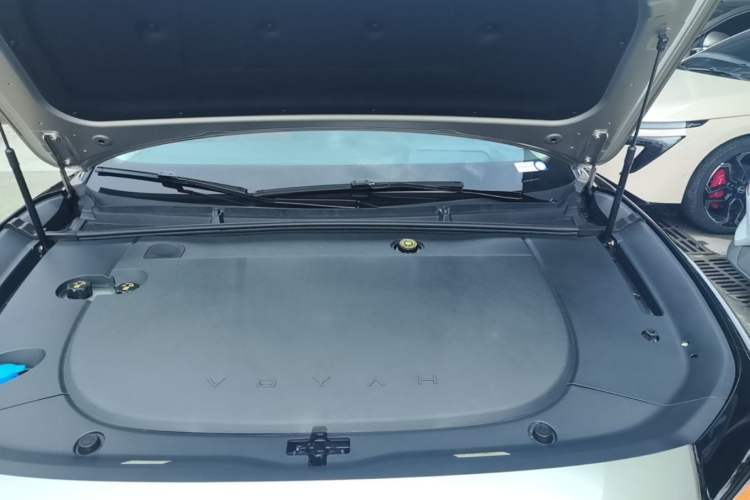 Used VOYAH Lantu Chiguang L 2026 Four-Wheel-Drive Ultra Engine Bay