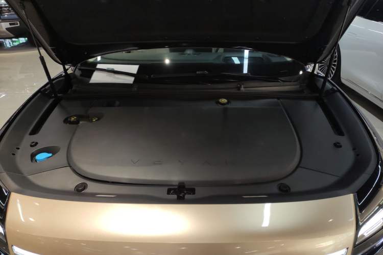 Used VOYAH Lantu Chiguang L 2026 Four-Wheel-Drive Ultra Engine Bay
