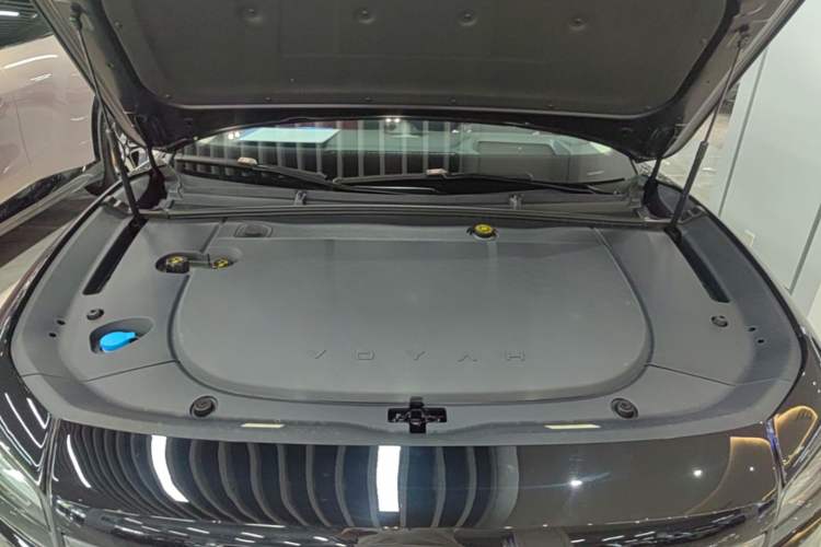 Used VOYAH Lantu Chiguang L 2026 Four-Wheel-Drive Ultra Engine Bay