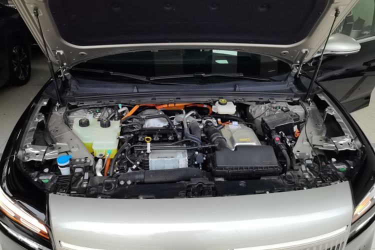 Used VOYAH Lantu Chiguang L 2026 Four-Wheel-Drive Ultra Engine Bay