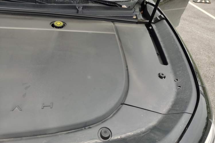 Used VOYAH Lantu Chiguang L 2026 Four-Wheel-Drive Ultra Engine Bay Left