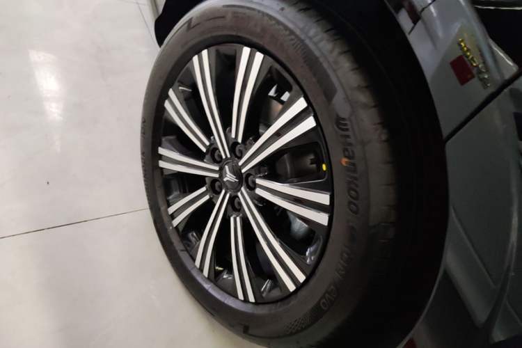 Used VOYAH Lantu Chiguang L 2026 Four-Wheel-Drive Max Exterior 5