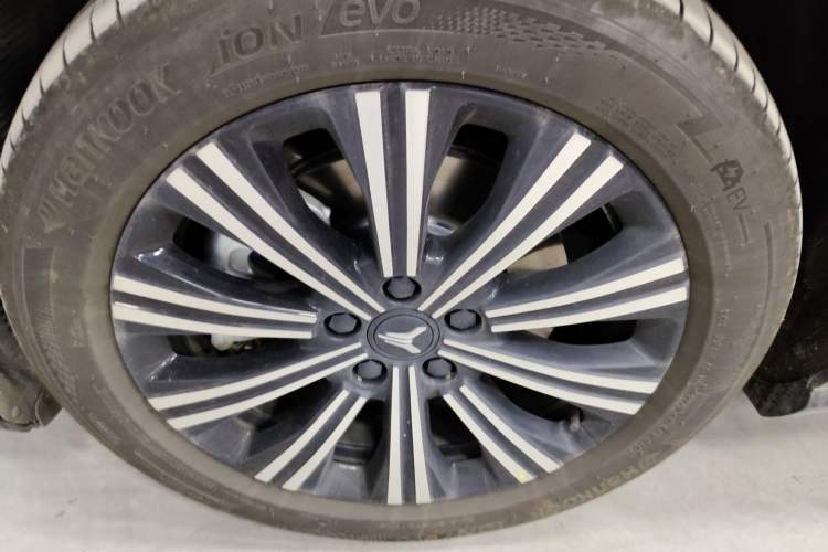 Used VOYAH Lantu Chiguang L 2026 Four-Wheel-Drive Max Left Front Wheel Hub