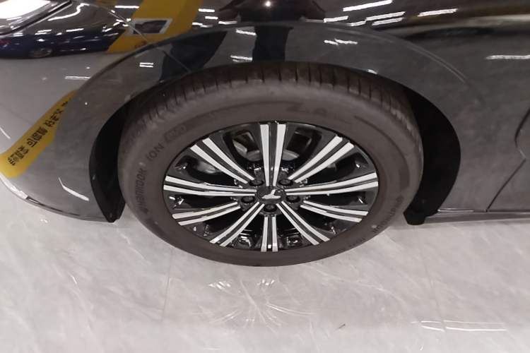 Used VOYAH Lantu Chiguang L 2026 Four-Wheel-Drive Max Left Front Wheel Hub