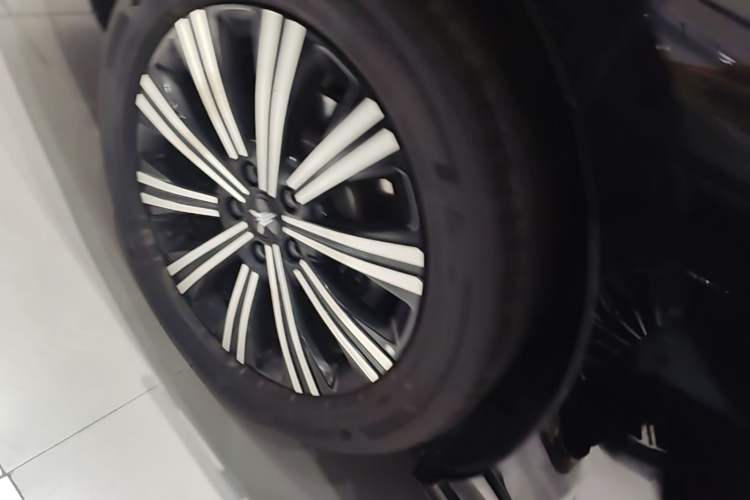 Used VOYAH Lantu Chiguang L 2026 Four-Wheel-Drive Max Right Rear Wheel Hub