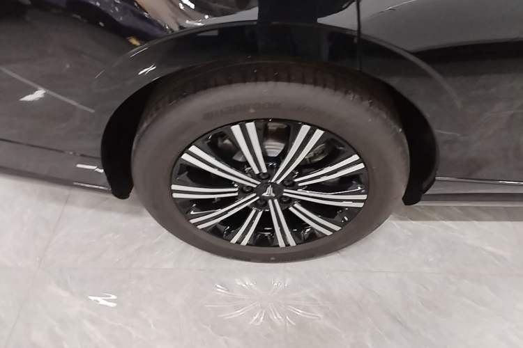 Used VOYAH Lantu Chiguang L 2026 Four-Wheel-Drive Max Right Rear Wheel Hub