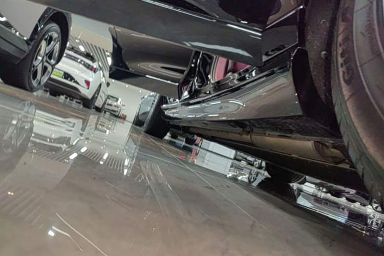 Used VOYAH Lantu Chiguang L 2026 Four-Wheel-Drive Ultra Right Side Sill