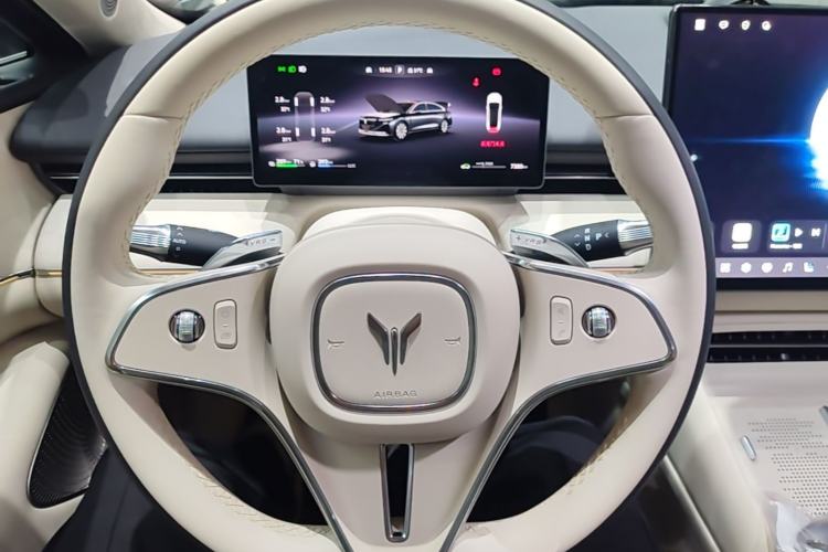 Used VOYAH Lantu Chiguang L 2026 Four-Wheel-Drive Max Steering Wheel