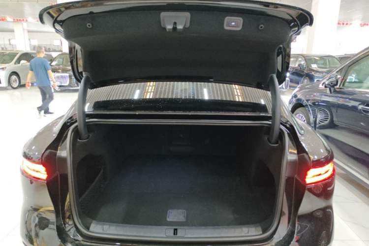 Used VOYAH Lantu Chiguang L 2026 Four-Wheel-Drive Ultra Trunk