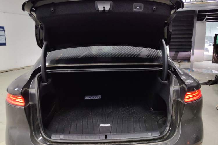 Used VOYAH Lantu Chiguang L 2026 Four-Wheel-Drive Max Trunk