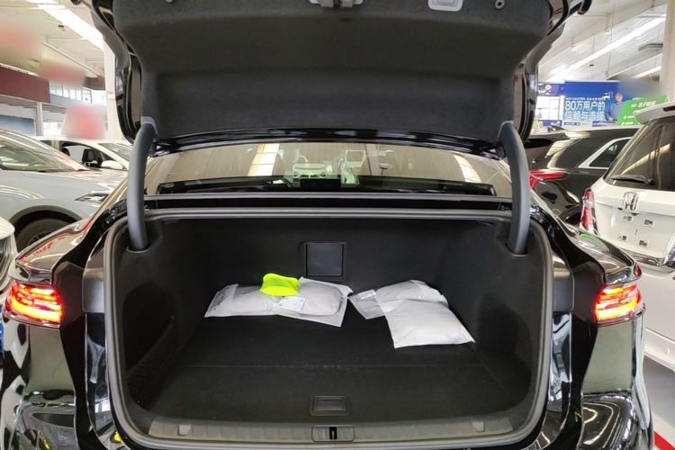 Used VOYAH Lantu Chiguang L 2026 Four-Wheel-Drive Max Trunk