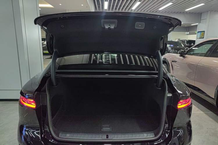 Used VOYAH Lantu Chiguang L 2026 Four-Wheel-Drive Ultra Trunk