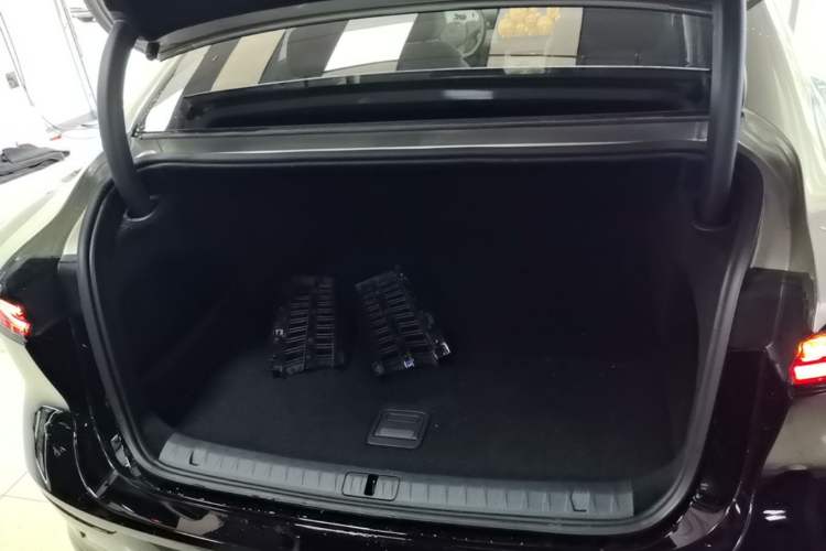 Used VOYAH Lantu Chiguang L 2026 Four-Wheel-Drive Ultra Trunk
