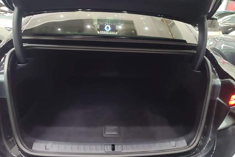 Used VOYAH Lantu Chiguang L 2026 Four-Wheel-Drive Max Trunk