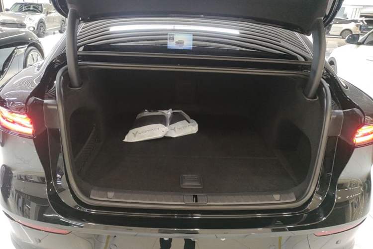 Used VOYAH Lantu Chiguang L 2026 Four-Wheel-Drive Ultra Trunk