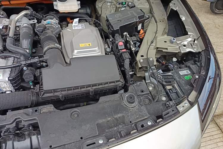 Used VOYAH Lantu Chiguang L 2026 Four-Wheel-Drive Ultra Engine Bay Left