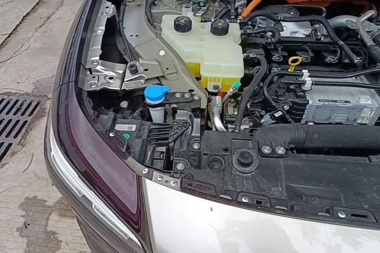 Used VOYAH Lantu Chiguang L 2026 Four-Wheel-Drive Ultra Engine Bay Right