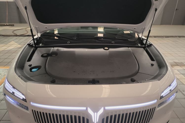 Used VOYAH Lantu Chiguang L 2026 Four-Wheel-Drive Ultra Engine Bay